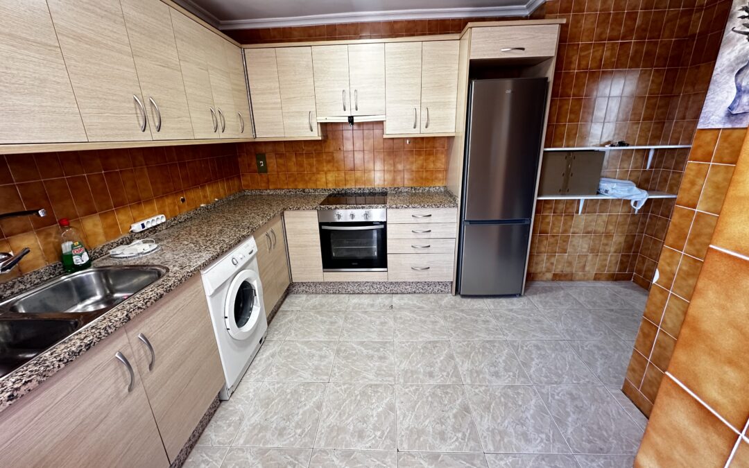 PISO EN ALQUILER POR HABITACIONES CERCA DE LOS INSTITUTOS GRISOLÍA Y SAN FERNANDO A-901